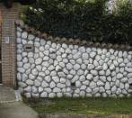 Muro con ciottoli bianco Carrara
